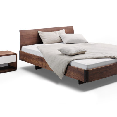 Comci Bett und Nachttisch in Nussbaum