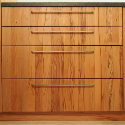 Ladenschrank mit durchlaufender Maserung